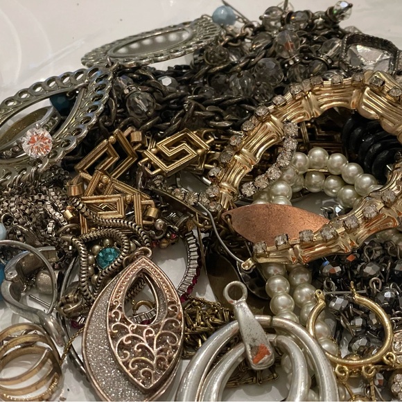 Total 5 Lb (including🫙) of Craft Scraps Junk Drawer Mystery Jewelry Lot 💍📿 - Picture 9 of 11